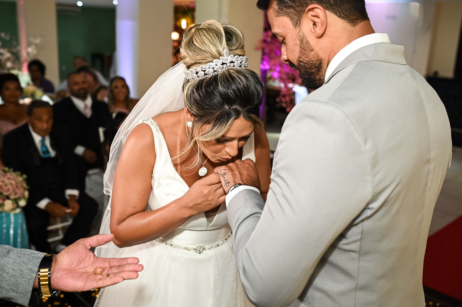 "União Celestial: O Casamento Abençoado de Gabriela e Rafael" - 2 - 12