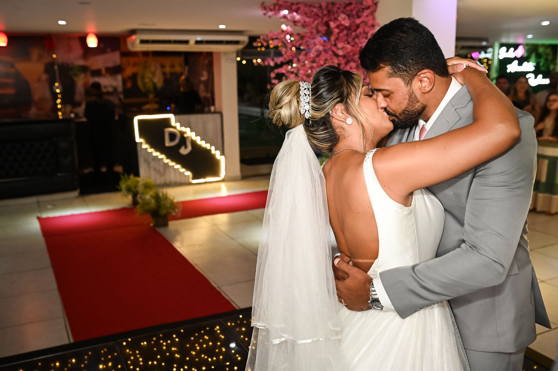 "União Celestial: O Casamento Abençoado de Gabriela e Rafael" - 2 - 13