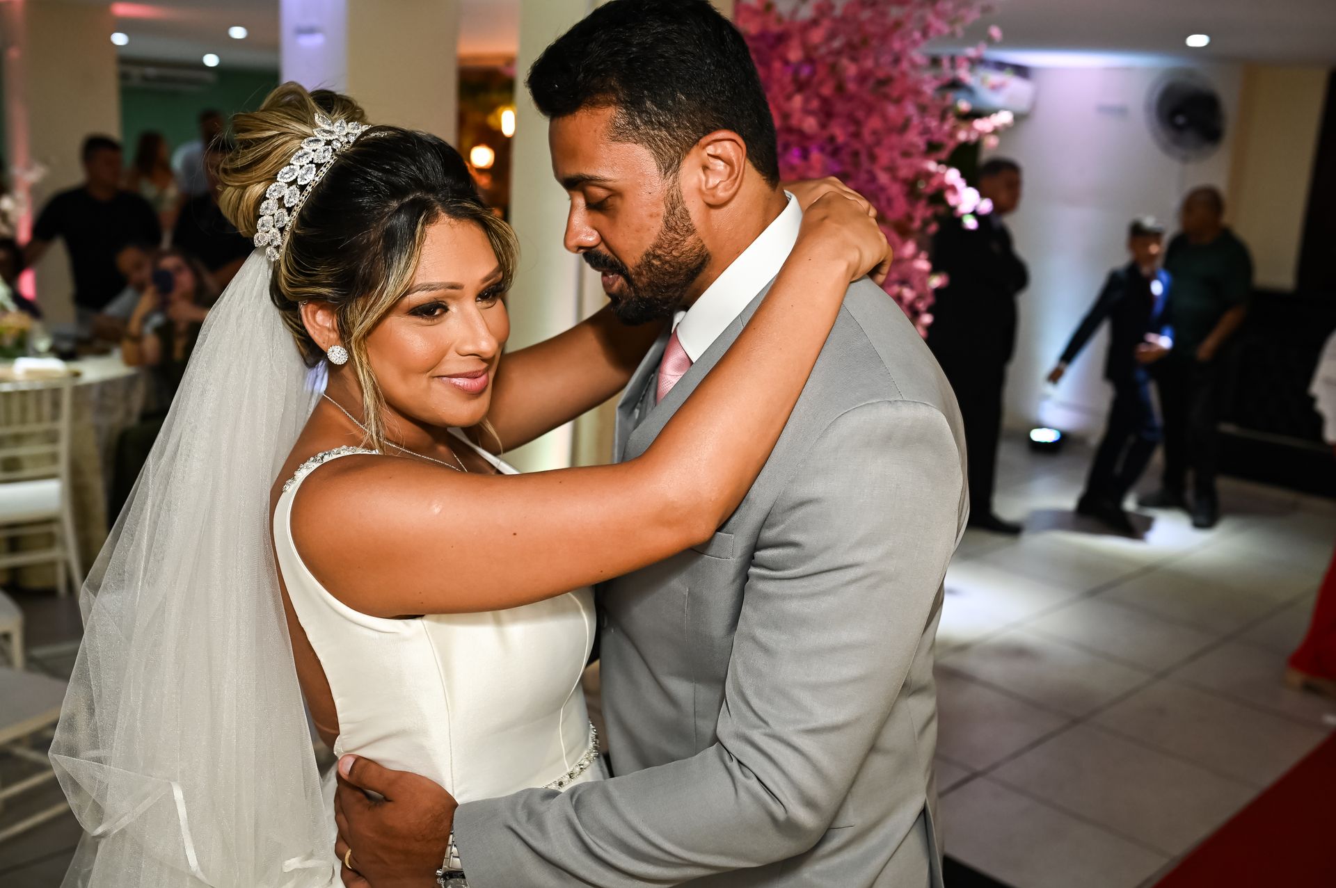 "União Celestial: O Casamento Abençoado de Gabriela e Rafael" - 2 - 15