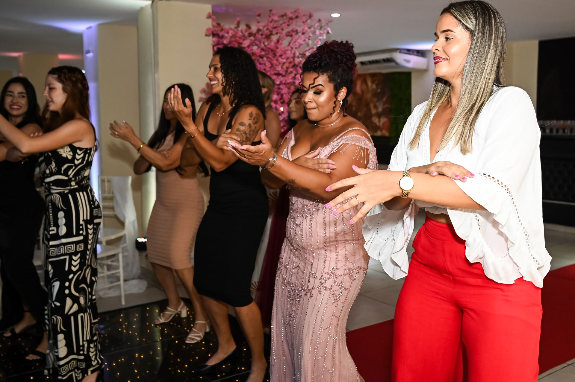 "União Celestial: O Casamento Abençoado de Gabriela e Rafael" - 2 - 22