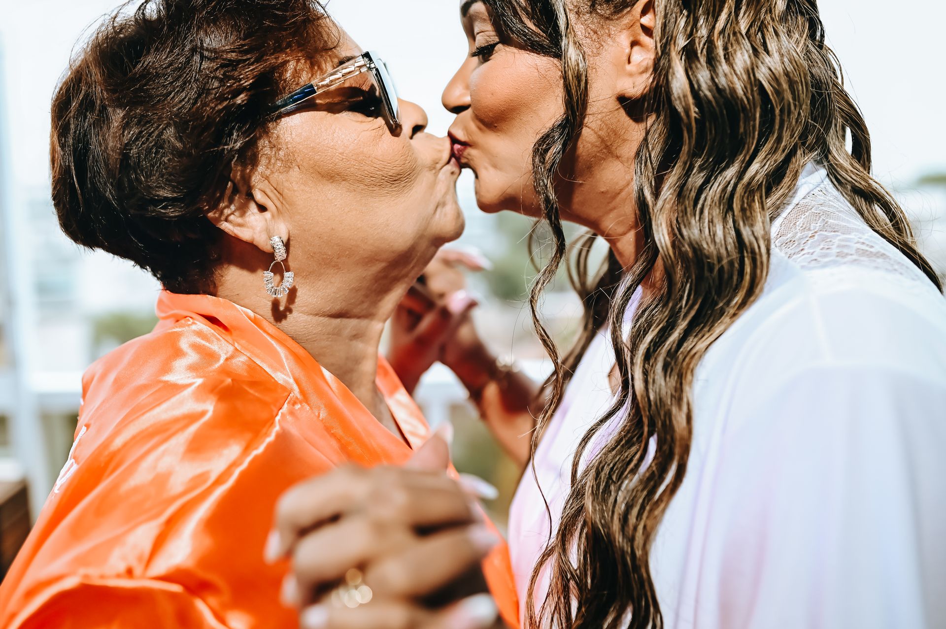 Amor Sob a Chuva: O Encantador Casamento de Roberta e Alessandro na Praia da Barra da Tijuca - 2 - 11