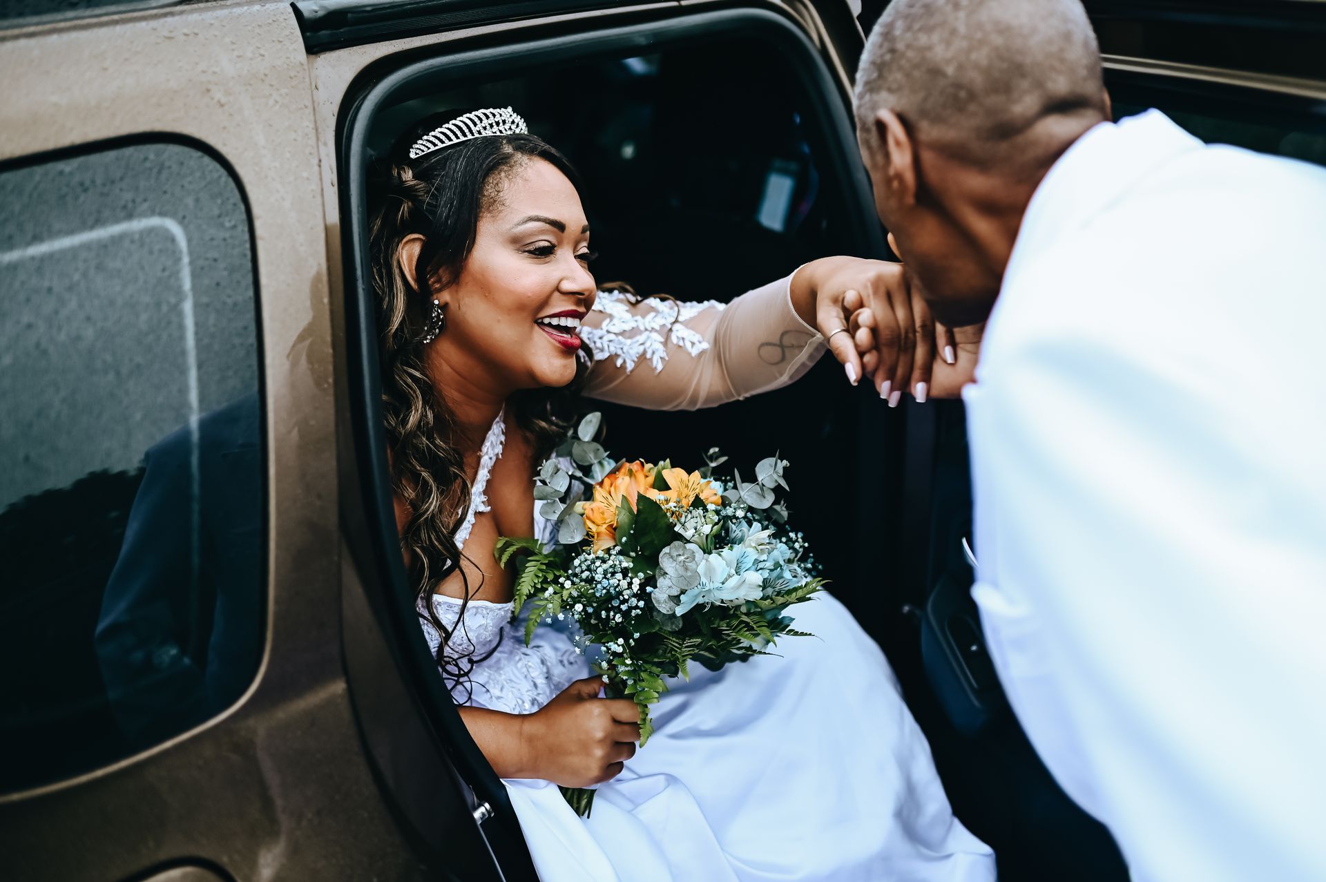 Amor Sob a Chuva: O Encantador Casamento de Roberta e Alessandro na Praia da Barra da Tijuca - 2 - 27