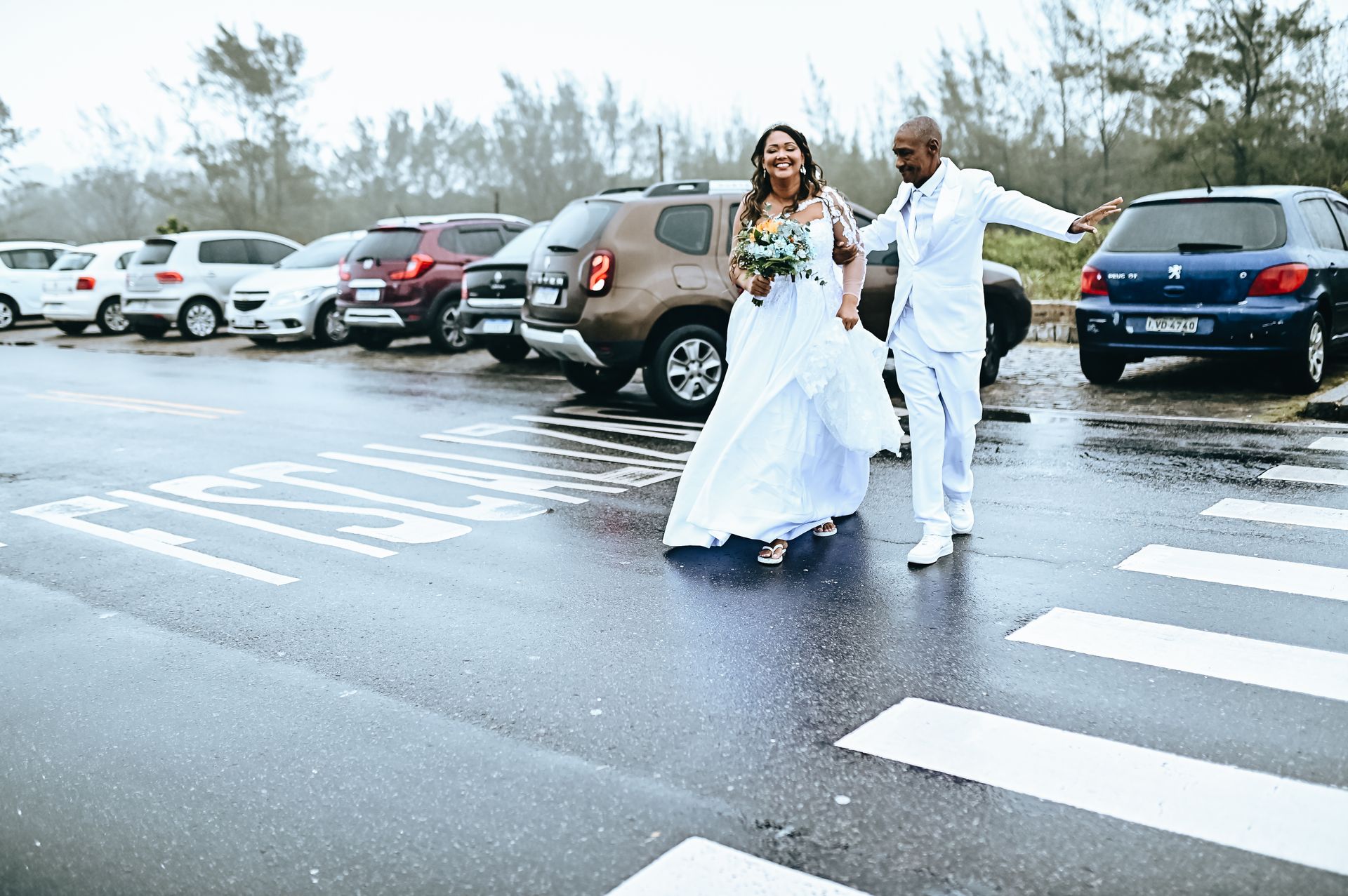 Amor Sob a Chuva: O Encantador Casamento de Roberta e Alessandro na Praia da Barra da Tijuca - 2 - 31