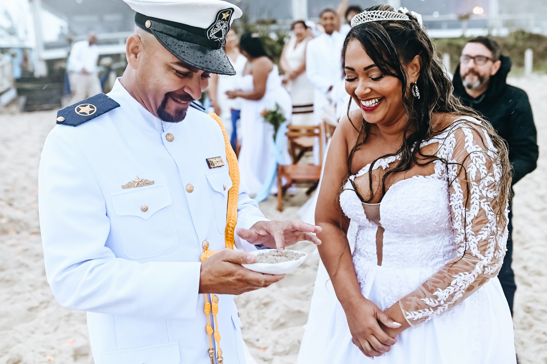 Amor Sob a Chuva: O Encantador Casamento de Roberta e Alessandro na Praia da Barra da Tijuca - 2 - 37