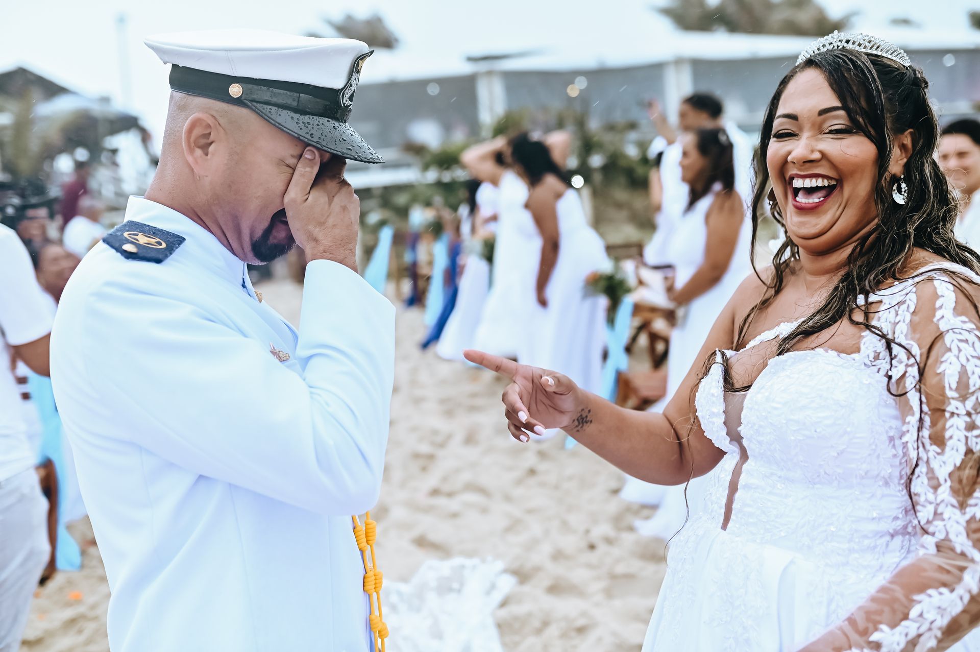 Amor Sob a Chuva: O Encantador Casamento de Roberta e Alessandro na Praia da Barra da Tijuca - 2 - 36