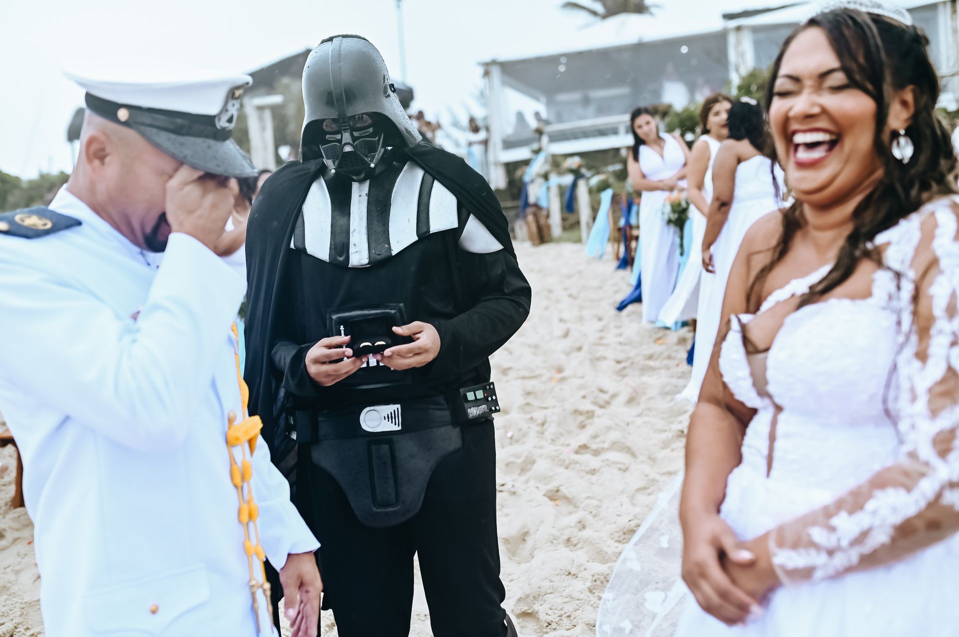 Amor Sob a Chuva: O Encantador Casamento de Roberta e Alessandro na Praia da Barra da Tijuca - 2 - 35