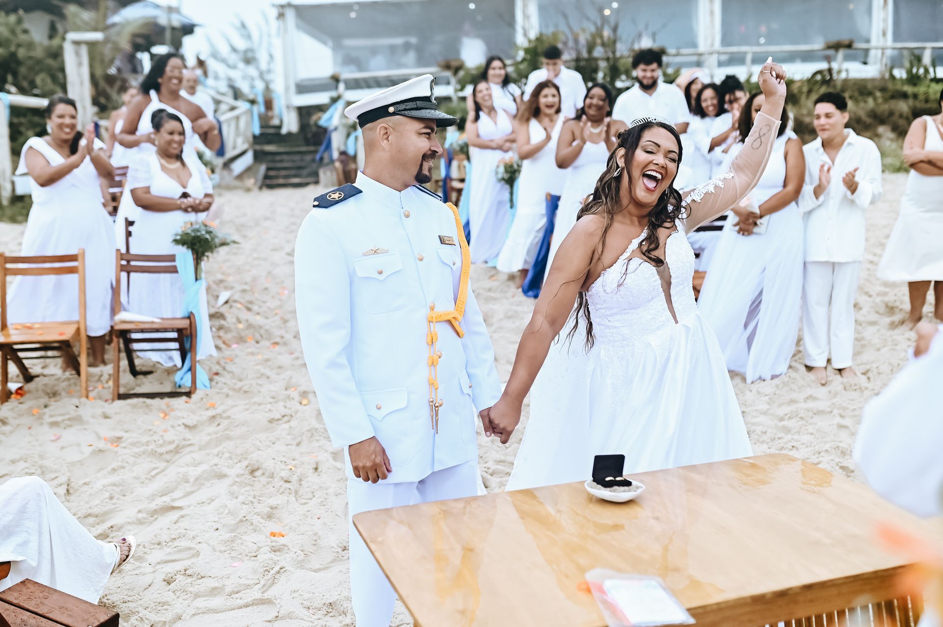 Amor Sob a Chuva: O Encantador Casamento de Roberta e Alessandro na Praia da Barra da Tijuca - 2 - 40