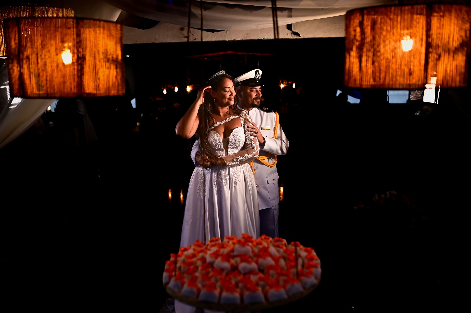 Amor Sob a Chuva: O Encantador Casamento de Roberta e Alessandro na Praia da Barra da Tijuca - 2 - 42