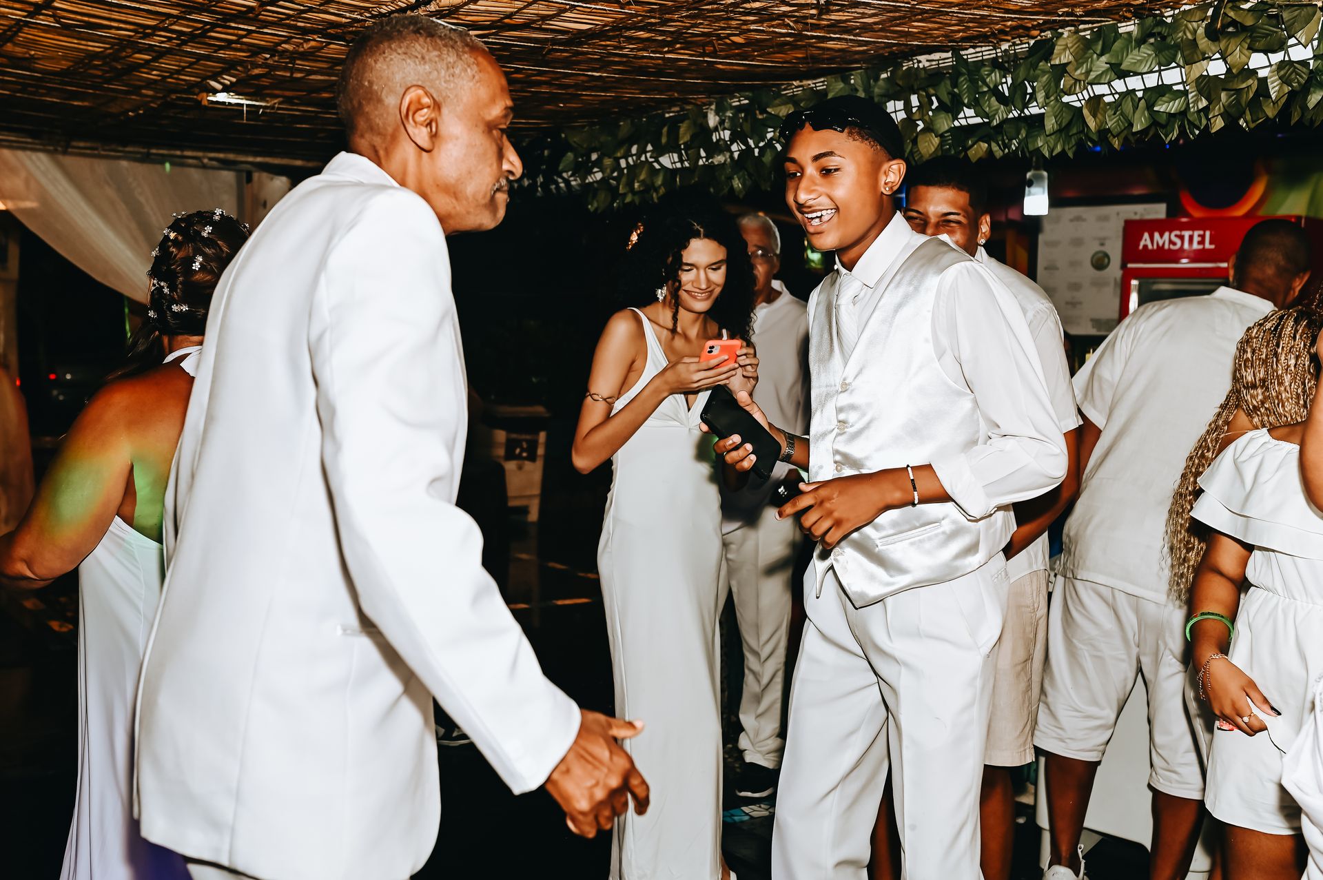 Amor Sob a Chuva: O Encantador Casamento de Roberta e Alessandro na Praia da Barra da Tijuca - 2 - 47