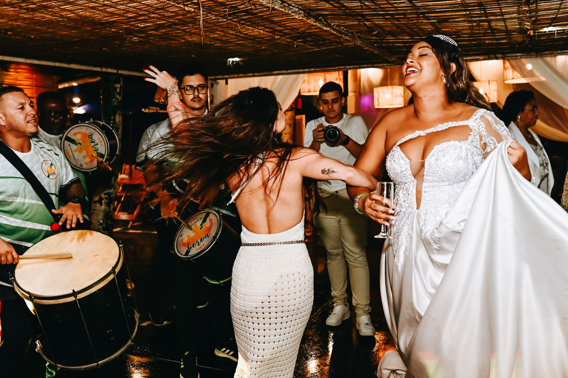 Amor Sob a Chuva: O Encantador Casamento de Roberta e Alessandro na Praia da Barra da Tijuca - 2 - 48