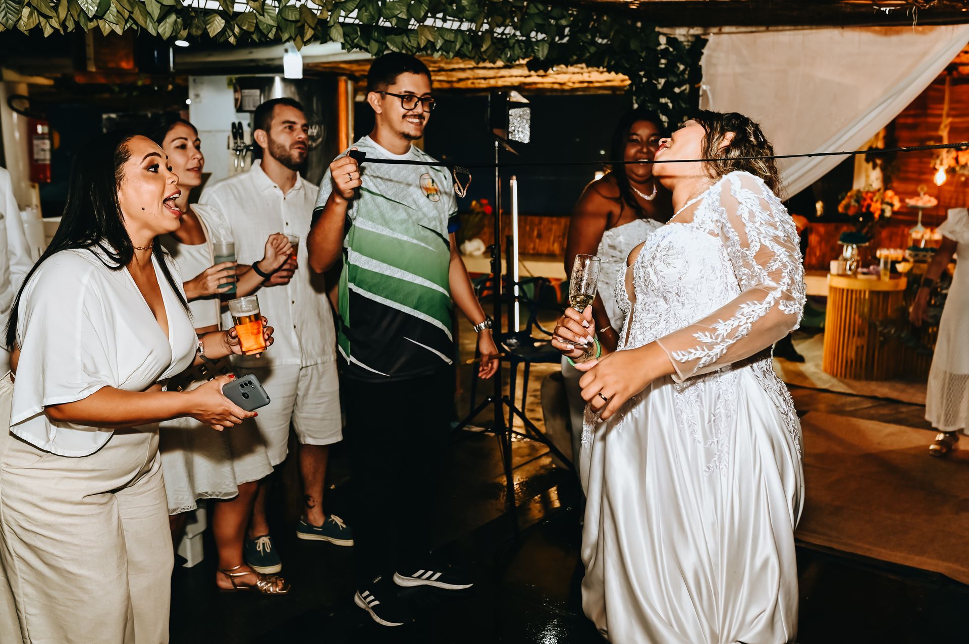 Amor Sob a Chuva: O Encantador Casamento de Roberta e Alessandro na Praia da Barra da Tijuca - 2 - 49