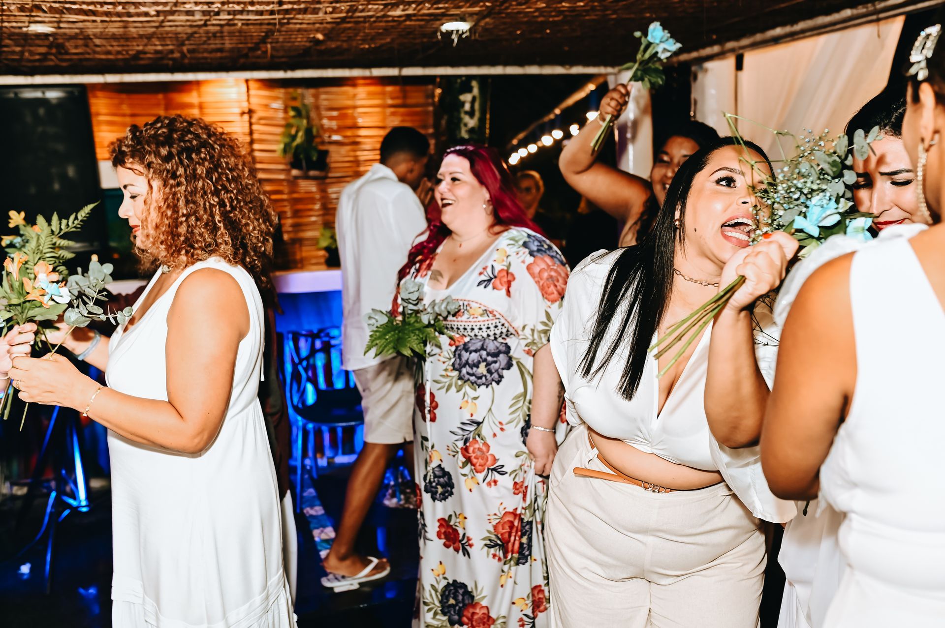 Amor Sob a Chuva: O Encantador Casamento de Roberta e Alessandro na Praia da Barra da Tijuca - 2 - 50