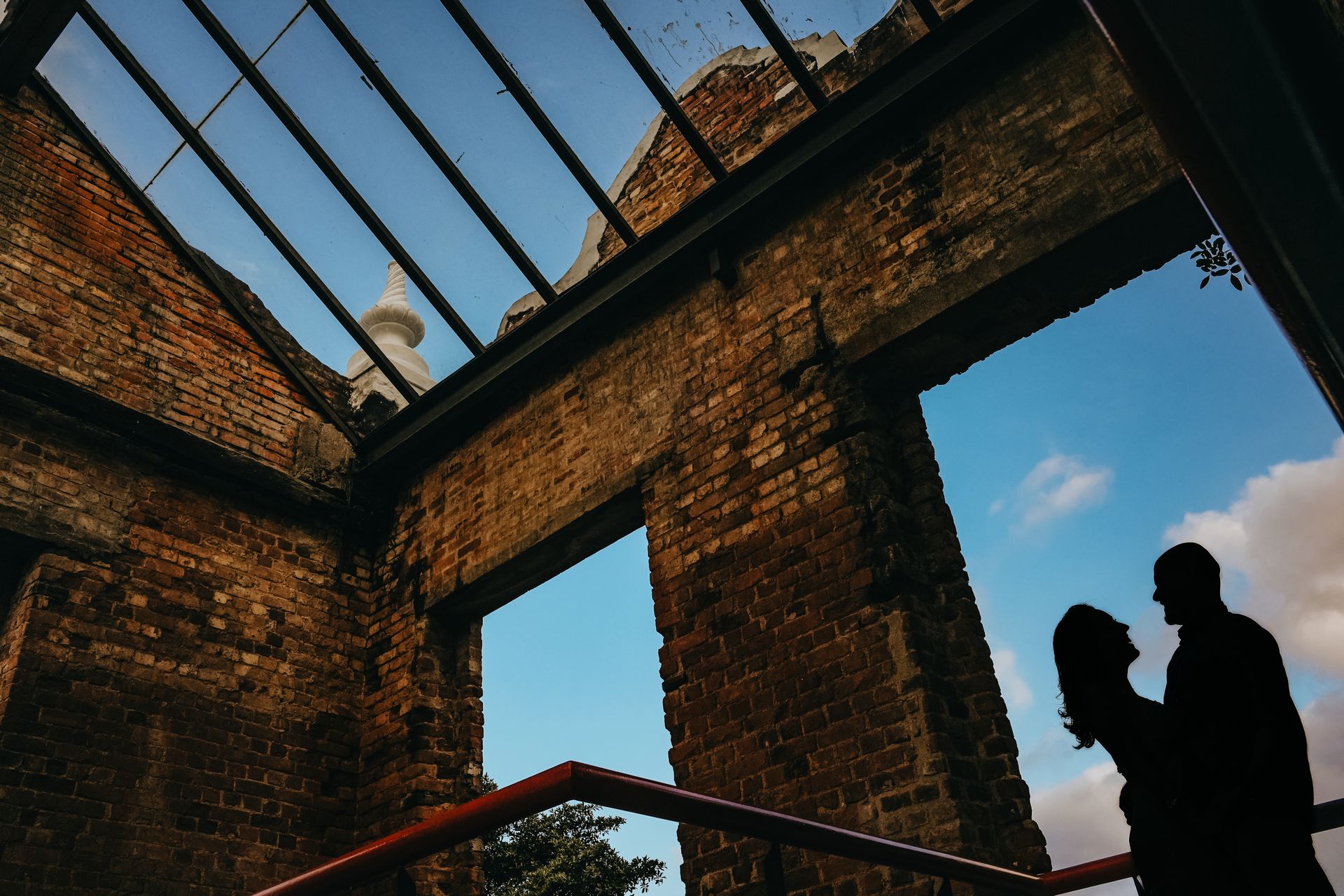 “Entre Ruínas e Céu Azul: O Amor de Clarissa & Gustavo” - 2 - 24