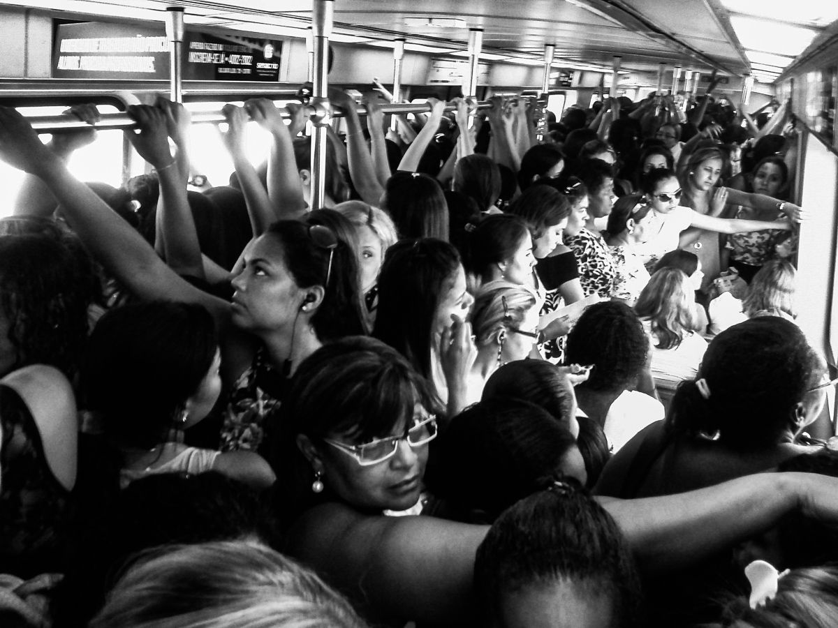 HOSTAGE CITIES -the daily displacement of workers who build cities where they don’t inhabit. By Clara Sampaio - 2 - 5