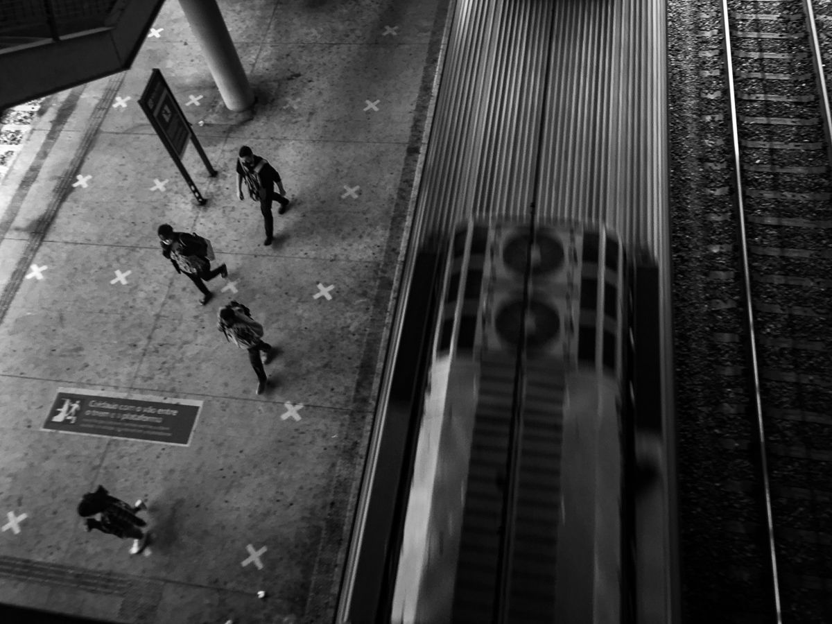 HOSTAGE CITIES -the daily displacement of workers who build cities where they don’t inhabit. By Clara Sampaio - 2 - 9