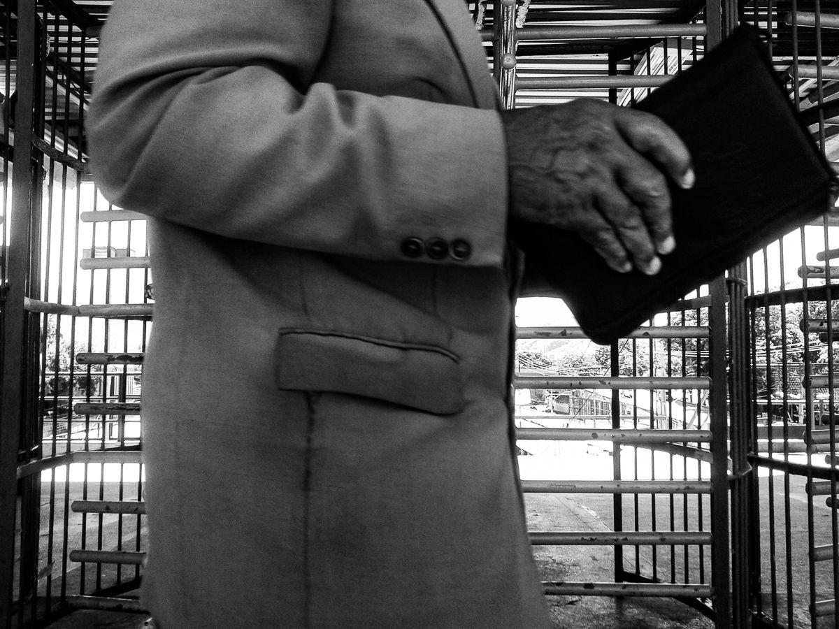 HOSTAGE CITIES -the daily displacement of workers who build cities where they don’t inhabit. By Clara Sampaio - 2 - 8