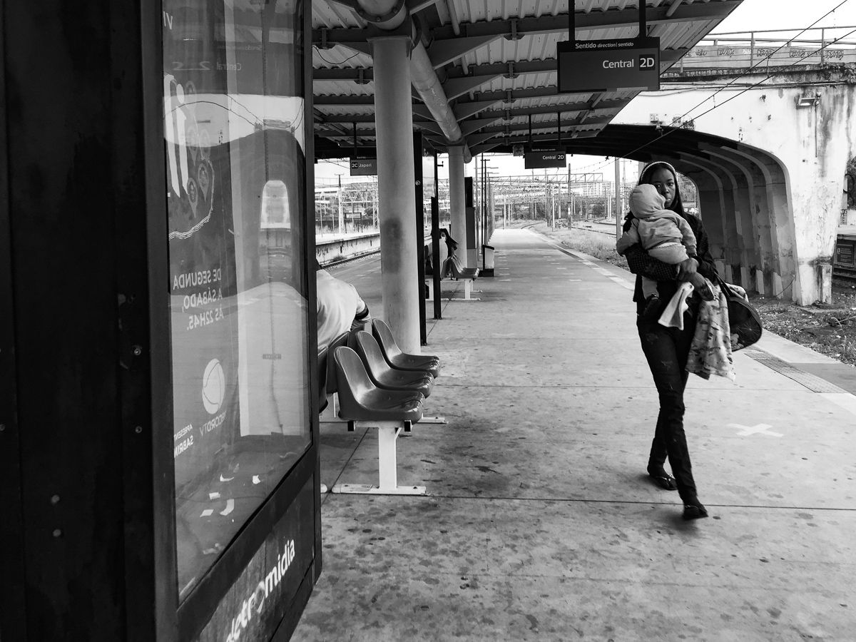 HOSTAGE CITIES -the daily displacement of workers who build cities where they don’t inhabit. By Clara Sampaio - 2 - 12