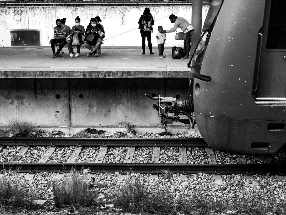 HOSTAGE CITIES -the daily displacement of workers who build cities where they don’t inhabit. By Clara Sampaio - 2 - 15