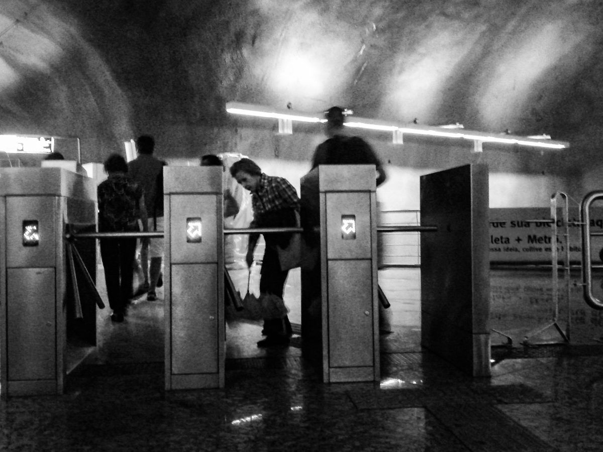 HOSTAGE CITIES -the daily displacement of workers who build cities where they don’t inhabit. By Clara Sampaio - 2 - 13