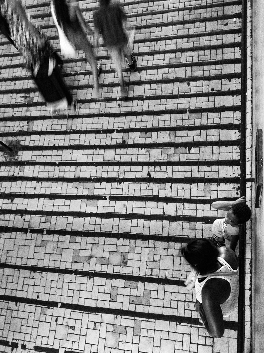 HOSTAGE CITIES -the daily displacement of workers who build cities where they don’t inhabit. By Clara Sampaio - 2 - 16