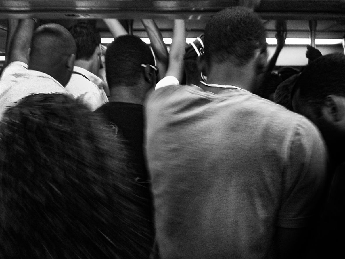 HOSTAGE CITIES -the daily displacement of workers who build cities where they don’t inhabit. By Clara Sampaio - 2 - 18