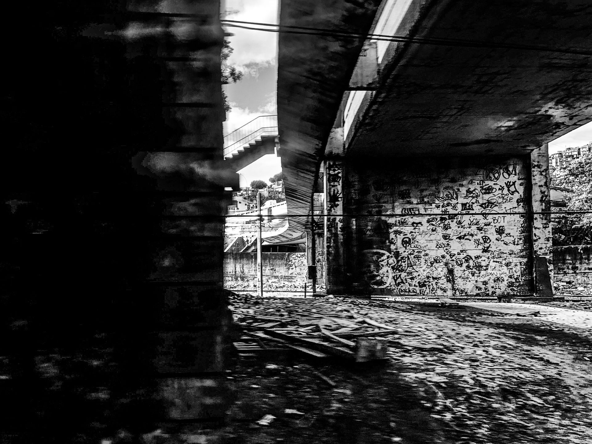 HOSTAGE CITIES -the daily displacement of workers who build cities where they don’t inhabit. By Clara Sampaio - 3 - 5