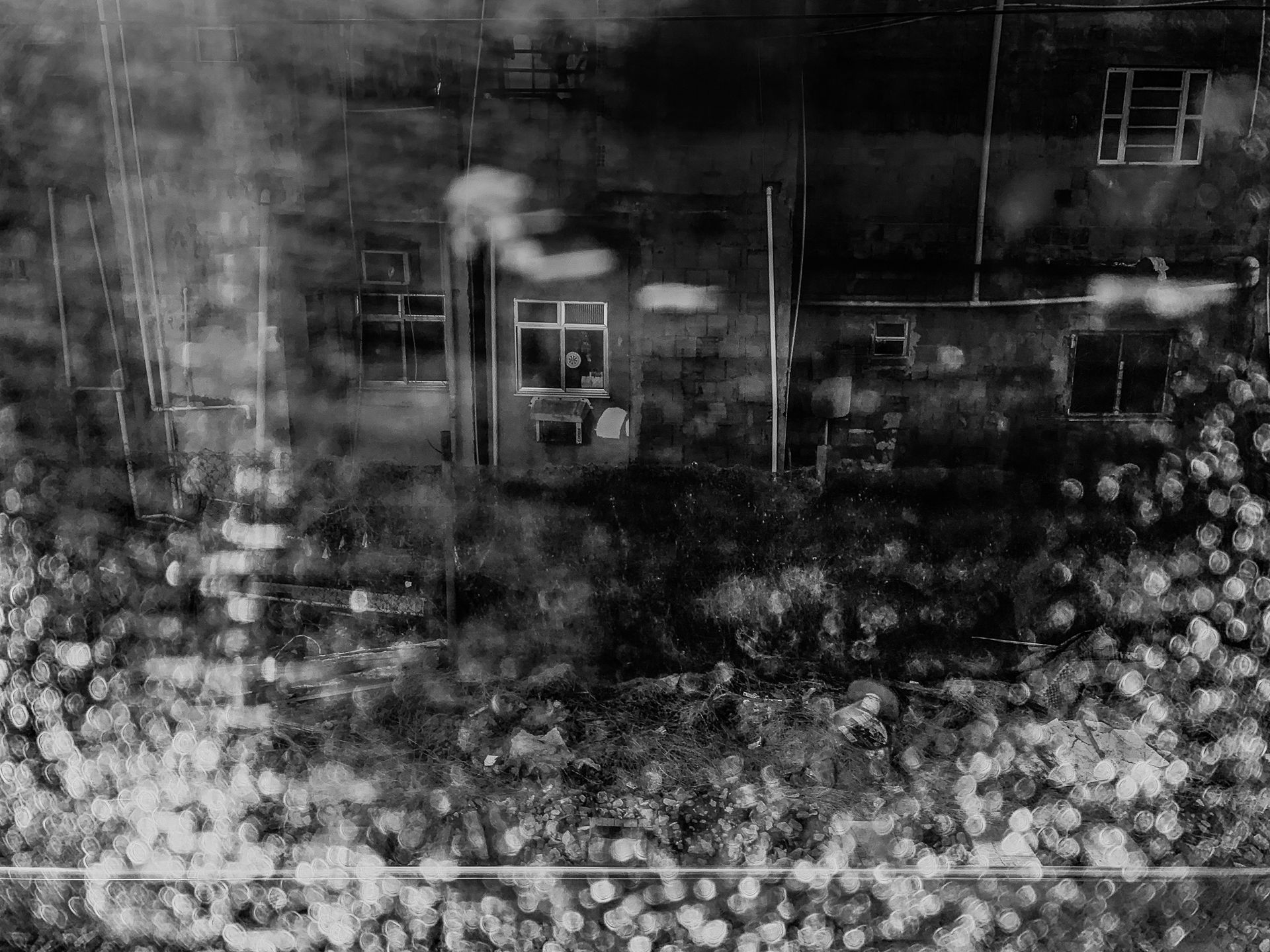 HOSTAGE CITIES -the daily displacement of workers who build cities where they don’t inhabit. By Clara Sampaio - 3 - 7