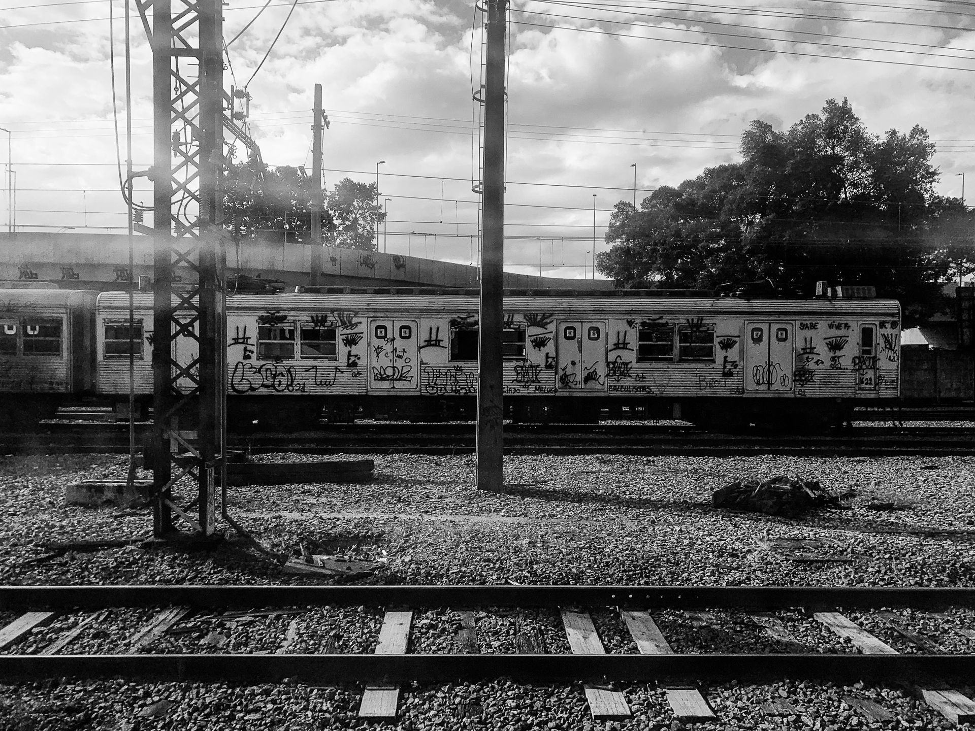 HOSTAGE CITIES -the daily displacement of workers who build cities where they don’t inhabit. By Clara Sampaio - 3 - 14