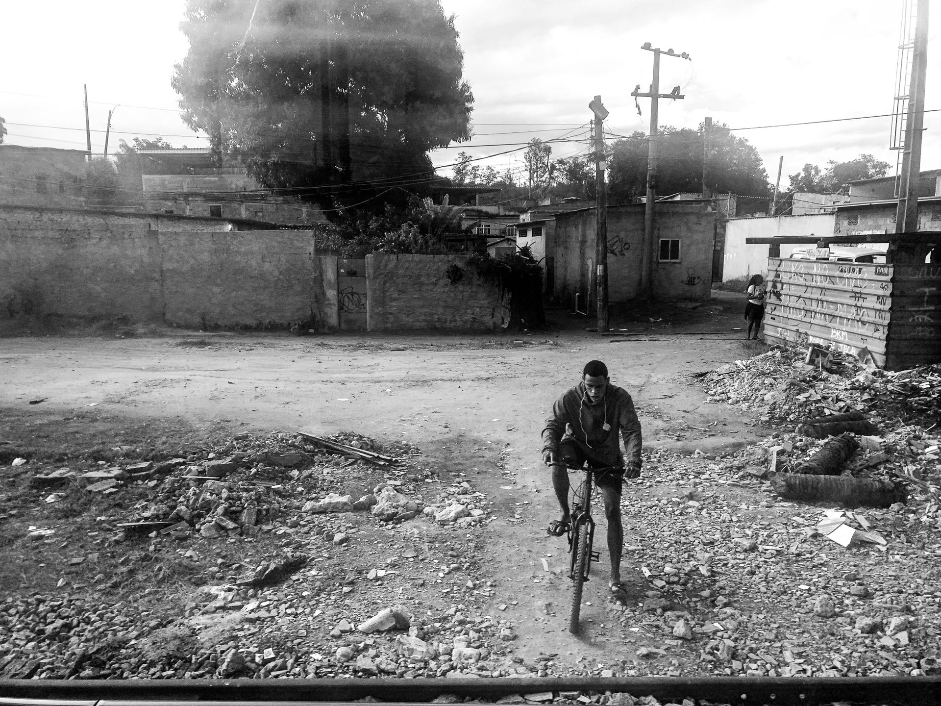 HOSTAGE CITIES -the daily displacement of workers who build cities where they don’t inhabit. By Clara Sampaio - 3 - 15