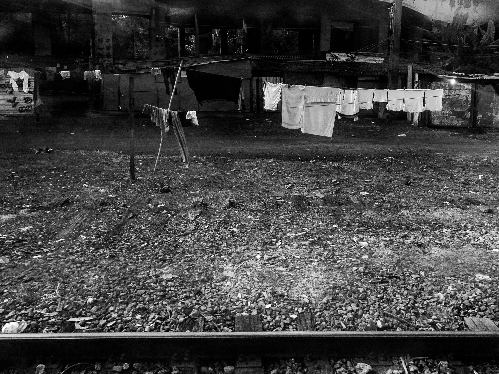 HOSTAGE CITIES -the daily displacement of workers who build cities where they don’t inhabit. By Clara Sampaio - 3 - 16