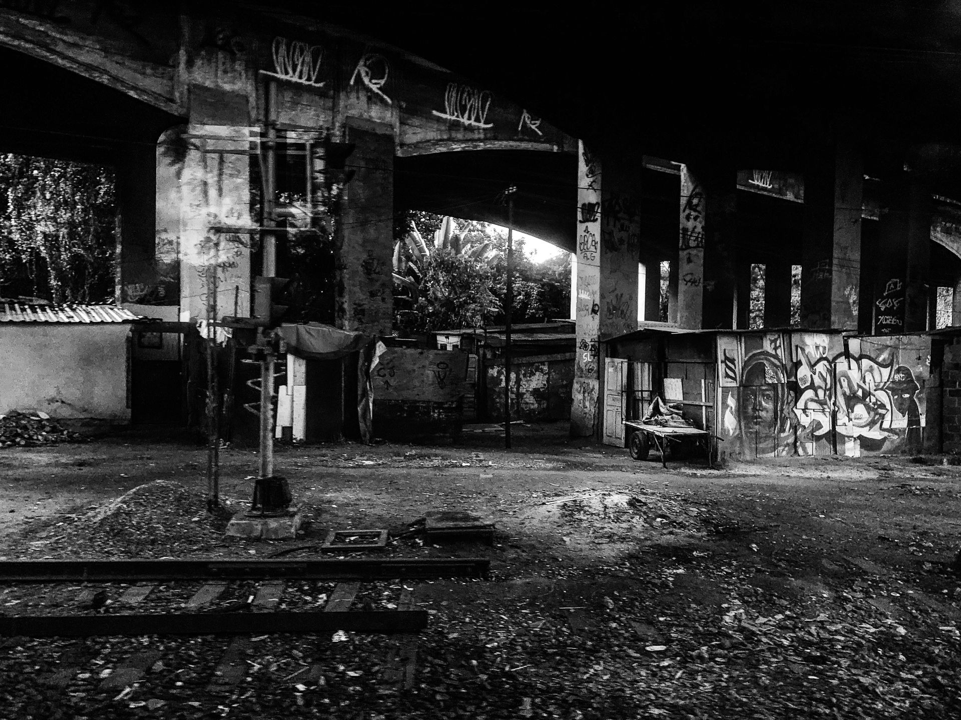 HOSTAGE CITIES -the daily displacement of workers who build cities where they don’t inhabit. By Clara Sampaio - 3 - 18