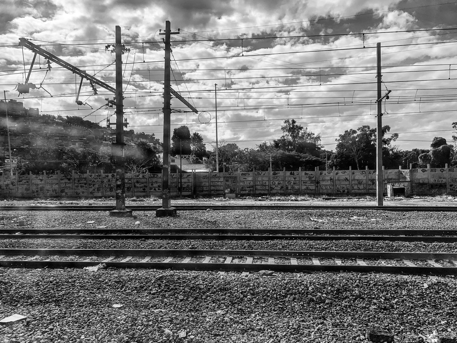 HOSTAGE CITIES -the daily displacement of workers who build cities where they don’t inhabit. By Clara Sampaio - 3 - 2