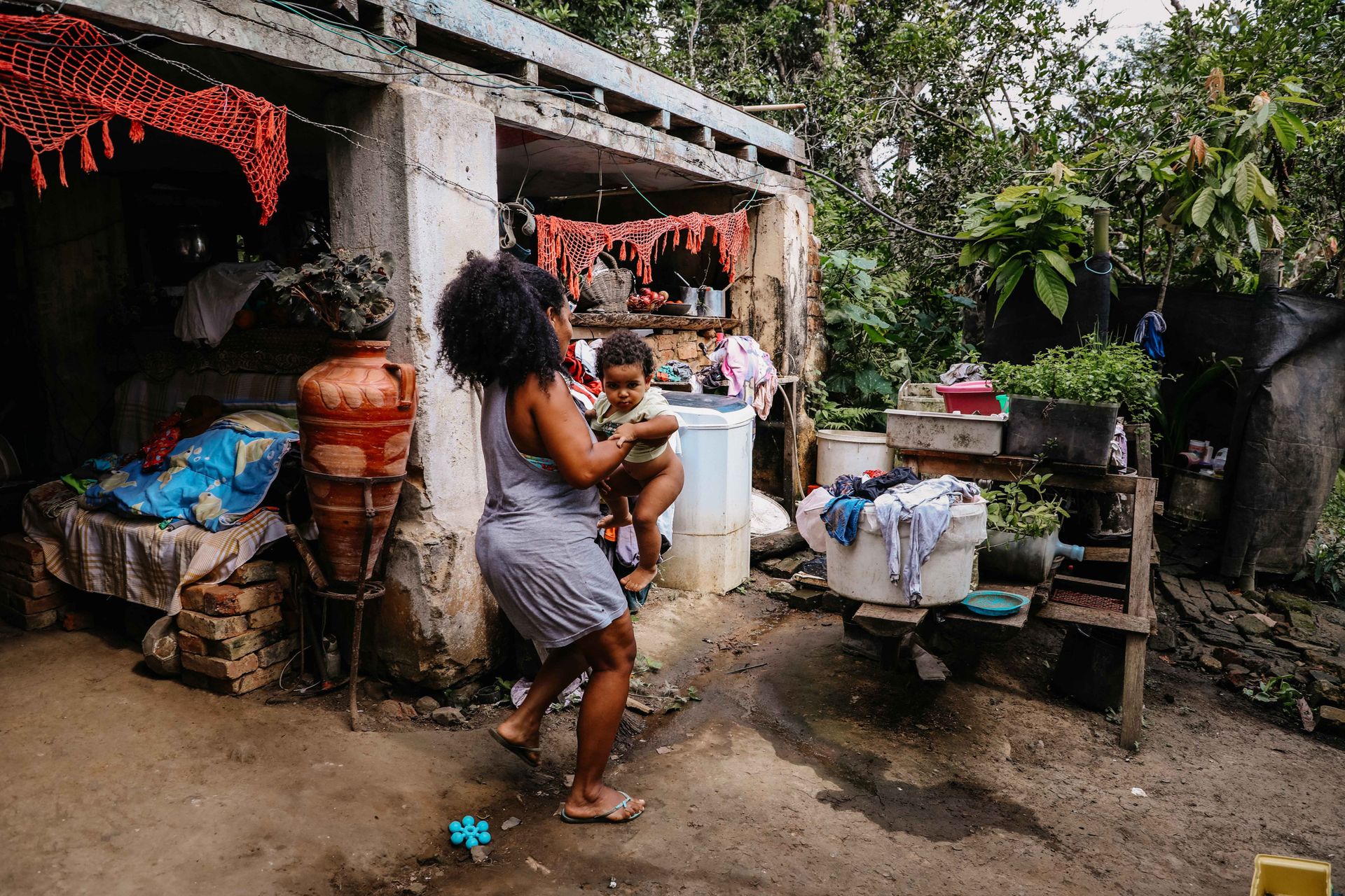 SOCIAL MAKE-UP:  The reflex of the urban crisis in major cities of Brazil by Ana Montez - 2 - 22