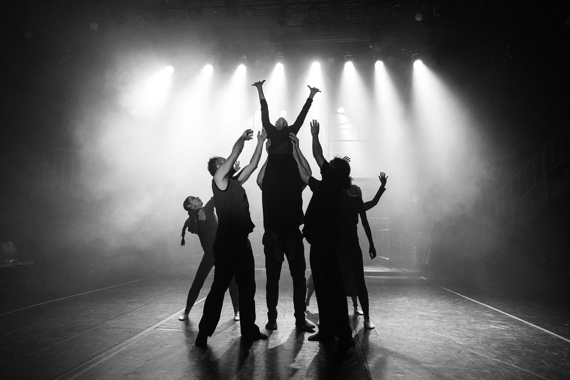 EXPIRATION DATE: The backstage of the Ageism in the Dance Scene in Brazil by Carol Pires - 2 - 18