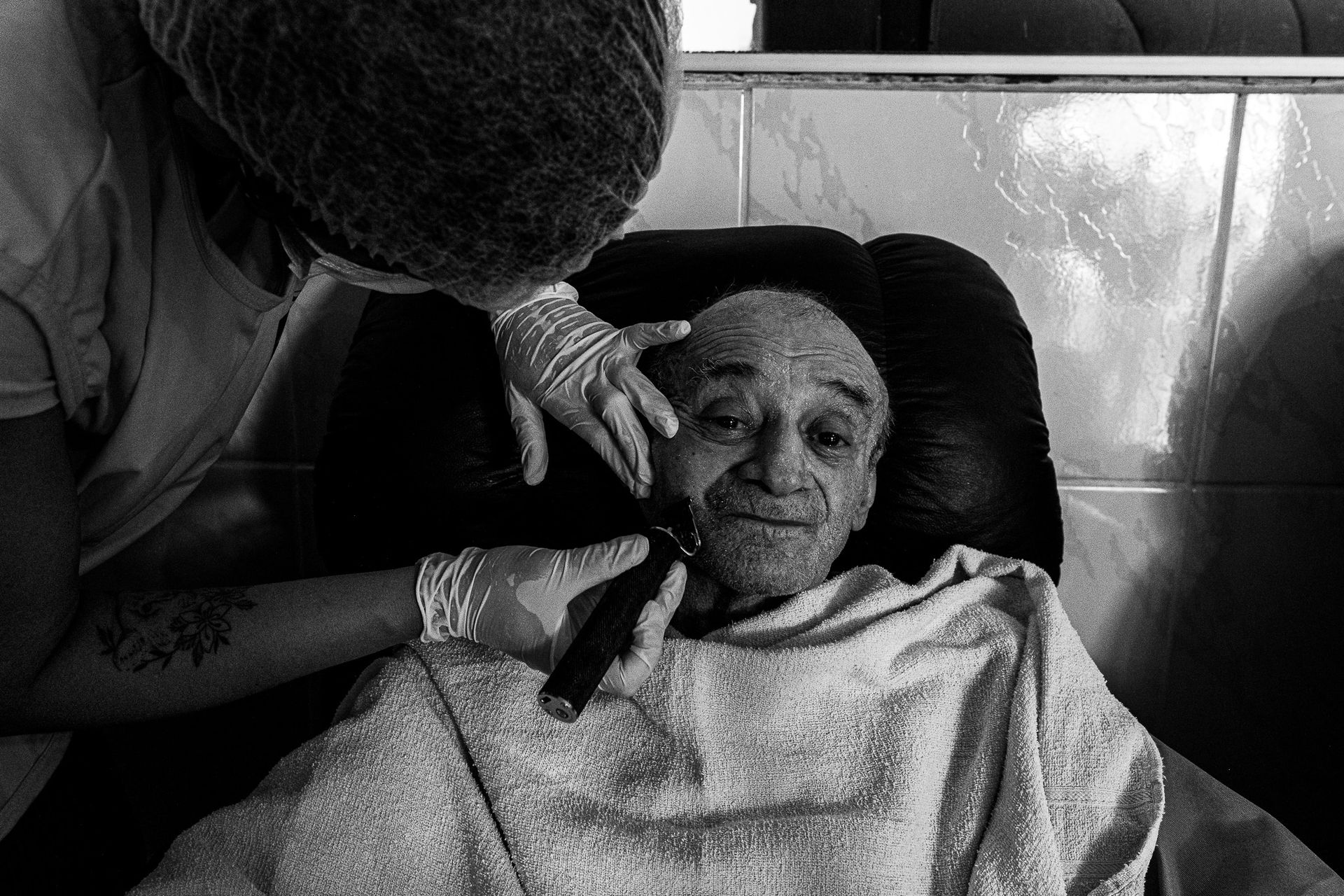 THE LAST STATION by Pri Ribeiro-  long-term care facilities and the challenges to ensure quality of life to older adults dealing with economic and mental vulnerabilities . - 2 - 26