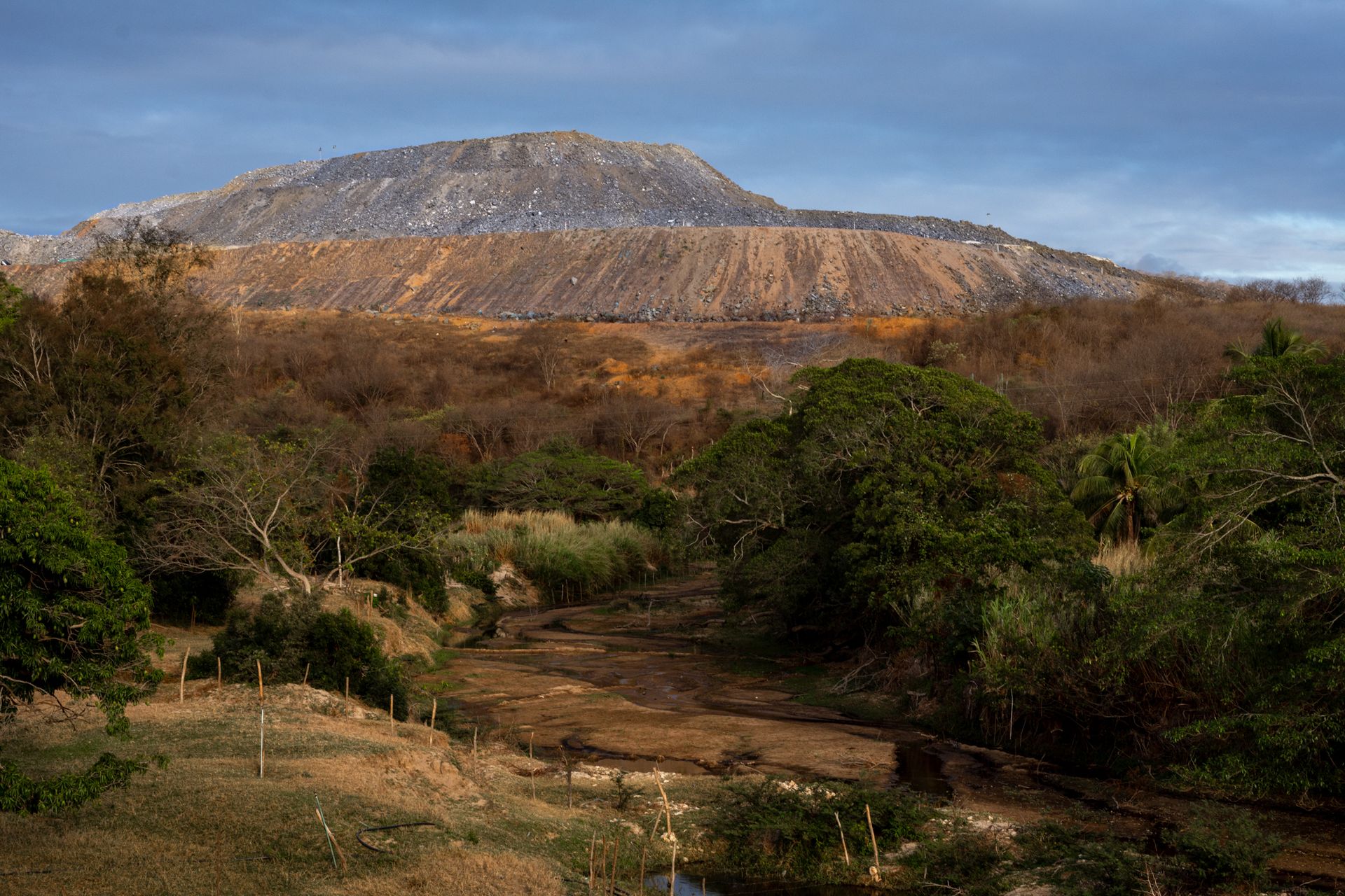 THE HUMAN AND ENVIRONMENTAL COST OF LITHIUM:A long-term investigation into the silent environmental and social challenges surrounding lithium extraction in Brazil, by Priscila Ribeiro. - 2 - 17