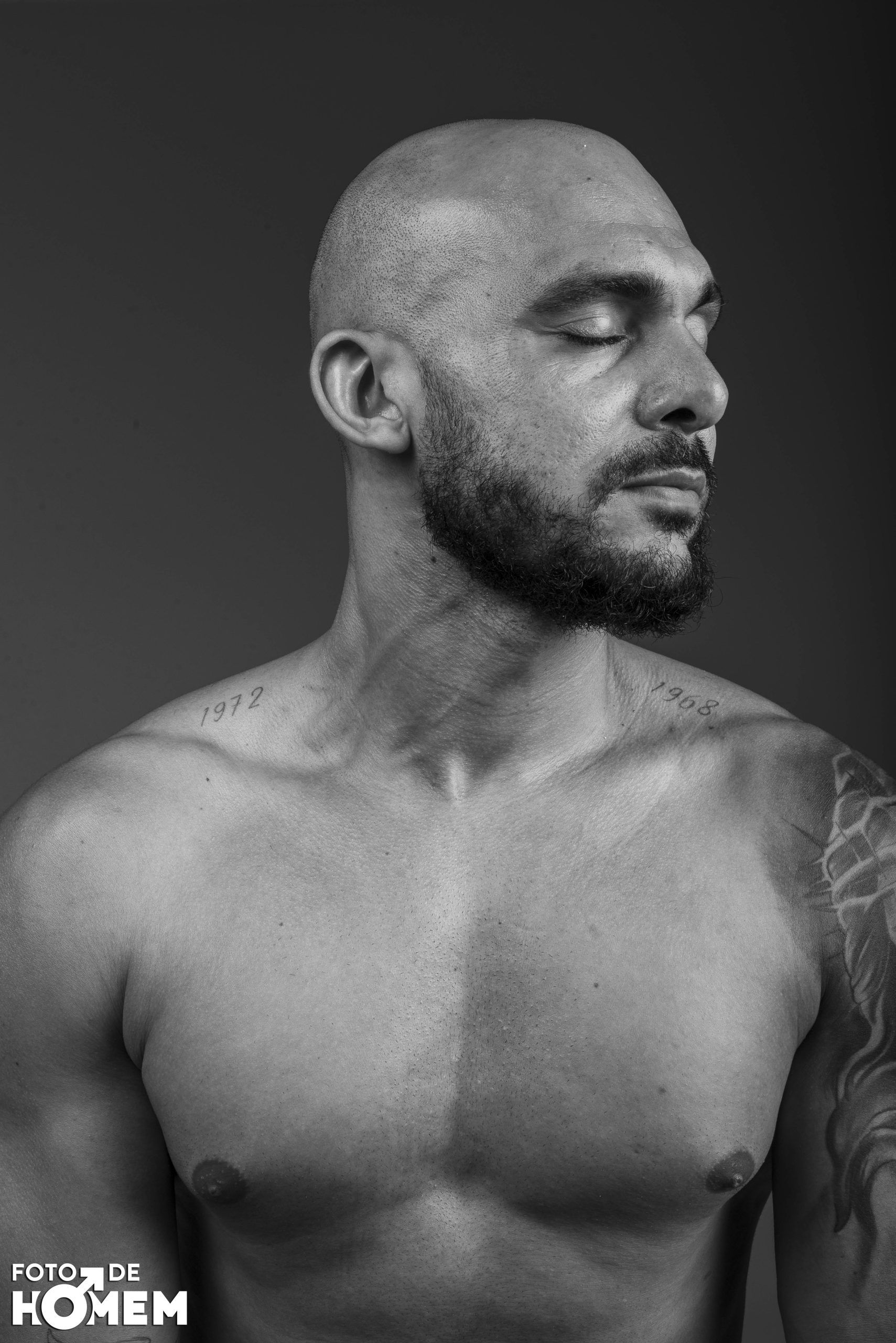 Ensaio fotográfico masculino em estúdio em Joinville: força, presença e sensualidade com o personal trainer Robson - 2 - 9