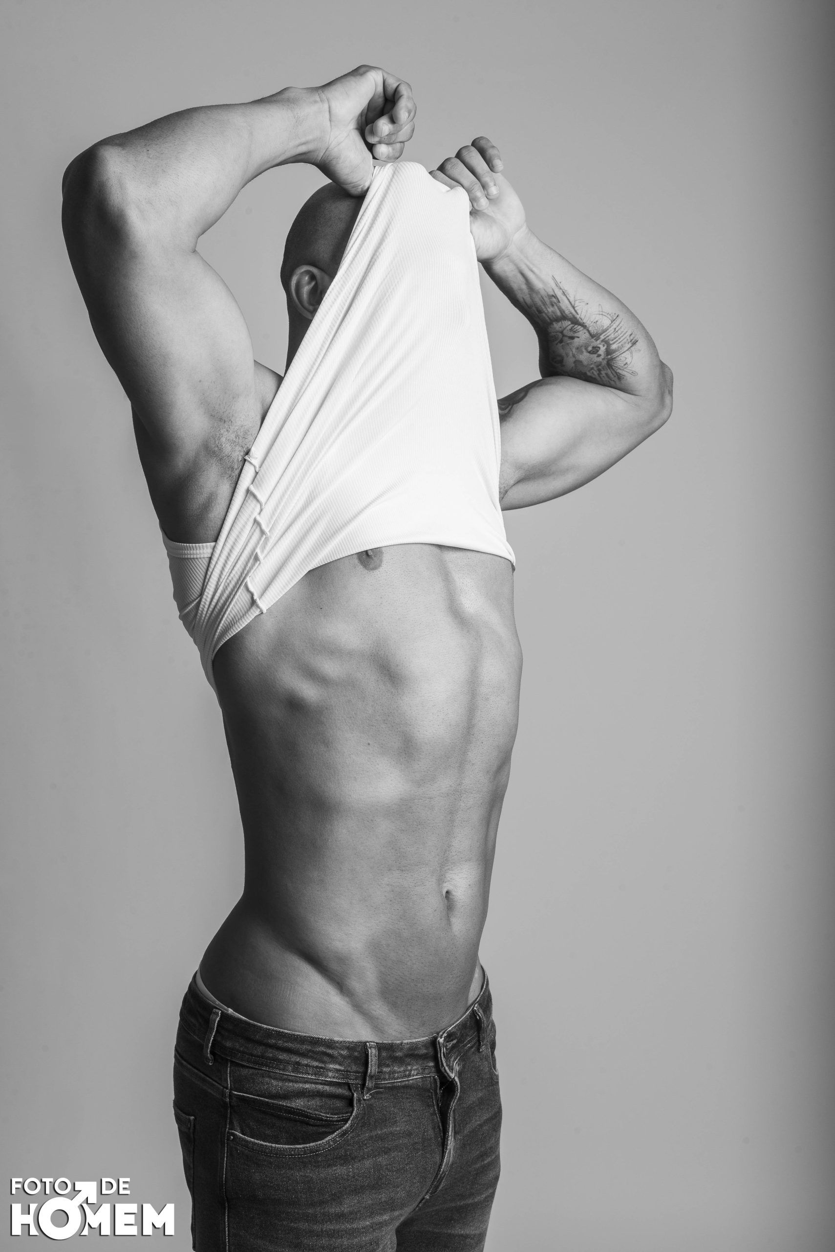 Ensaio fotográfico masculino em estúdio em Joinville: força, presença e sensualidade com o personal trainer Robson - 2 - 10