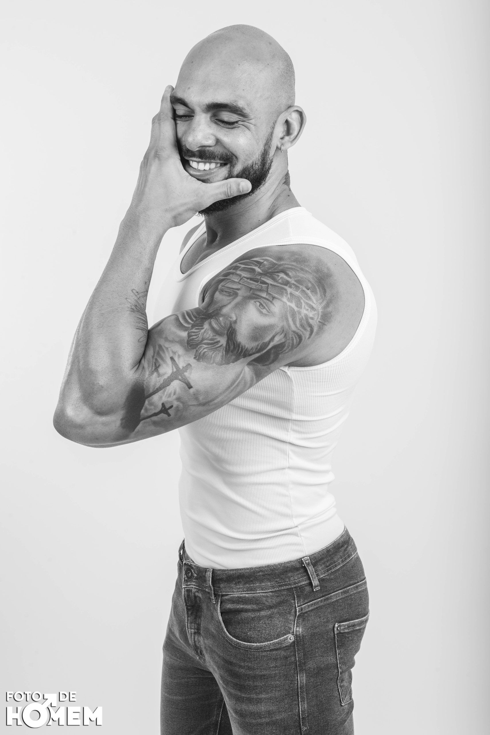 Ensaio fotográfico masculino em estúdio em Joinville: força, presença e sensualidade com o personal trainer Robson - 2 - 11