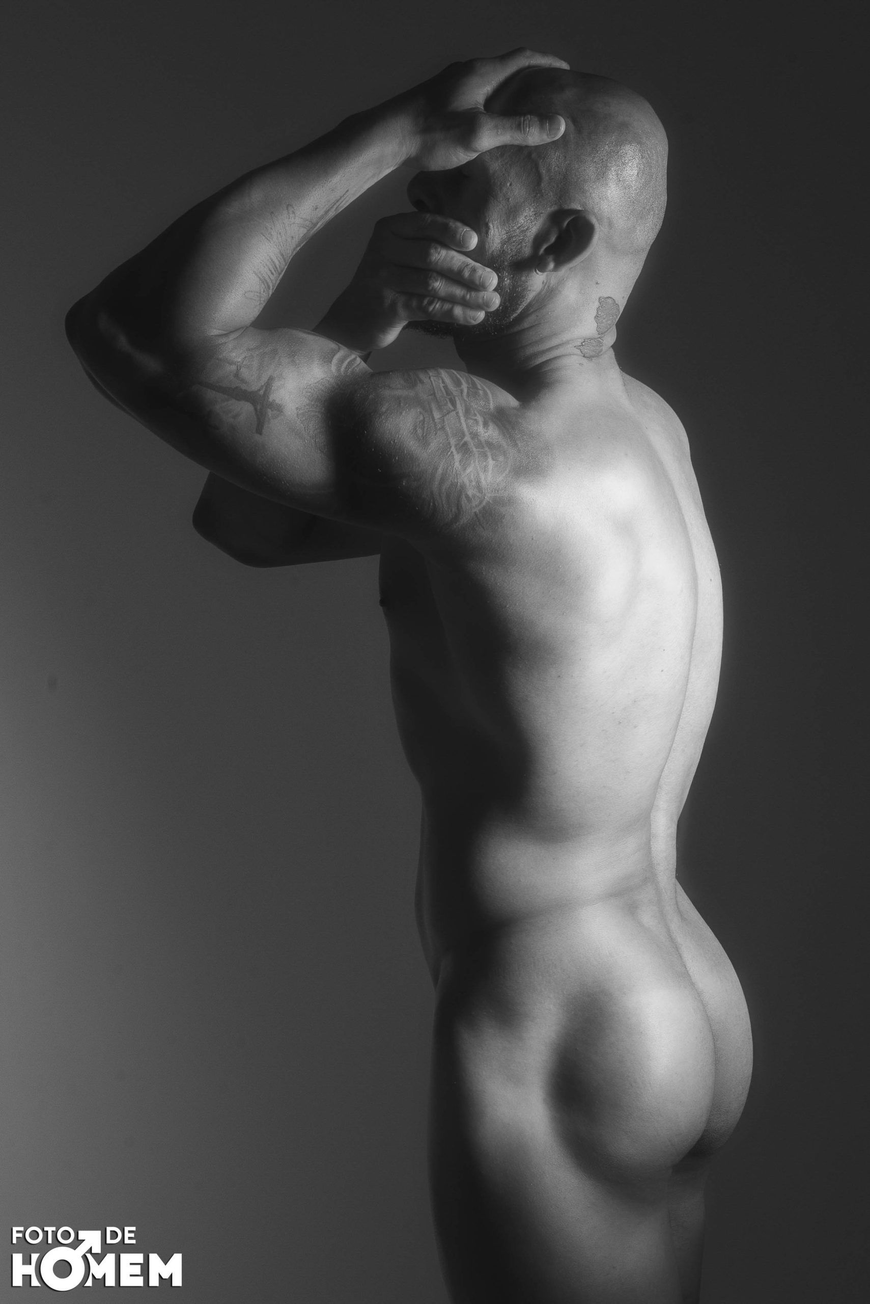 Ensaio fotográfico masculino em estúdio em Joinville: força, presença e sensualidade com o personal trainer Robson - 2 - 1