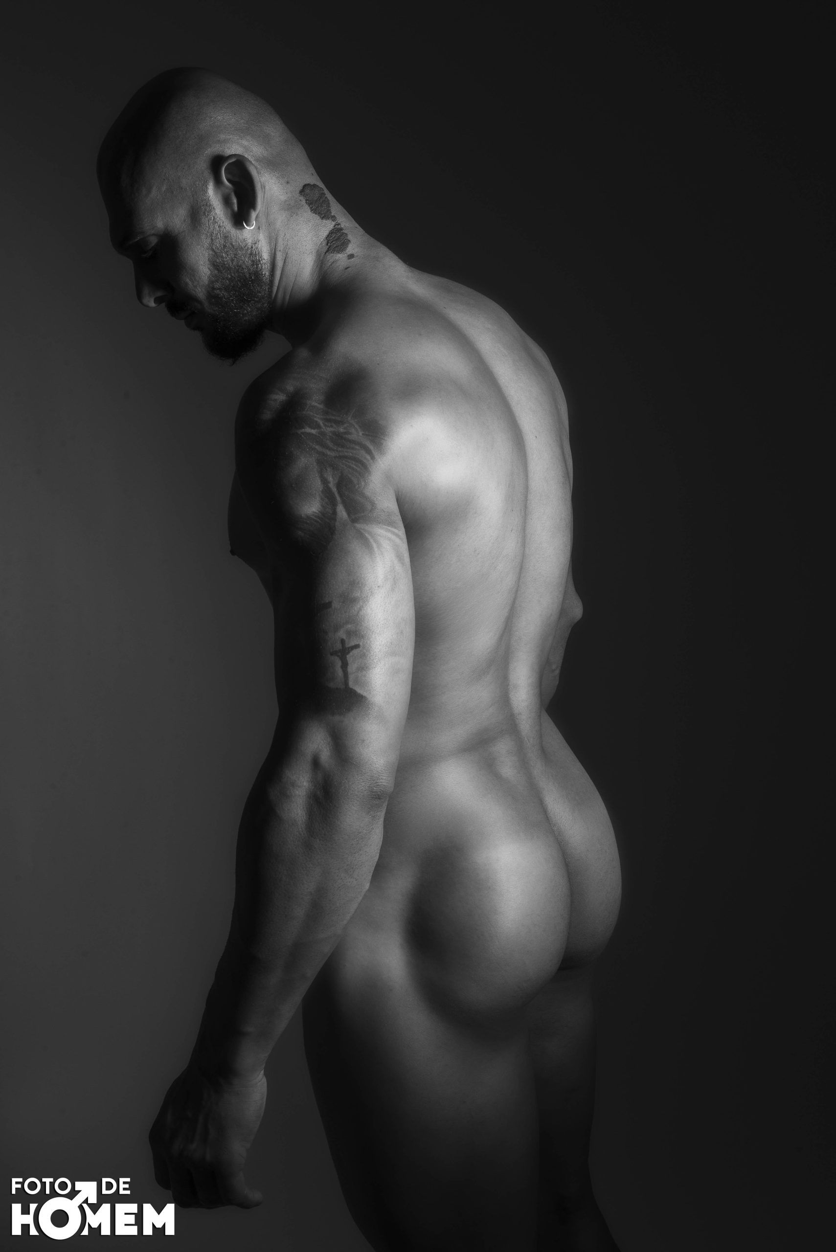 Ensaio fotográfico masculino em estúdio em Joinville: força, presença e sensualidade com o personal trainer Robson - 2 - 3