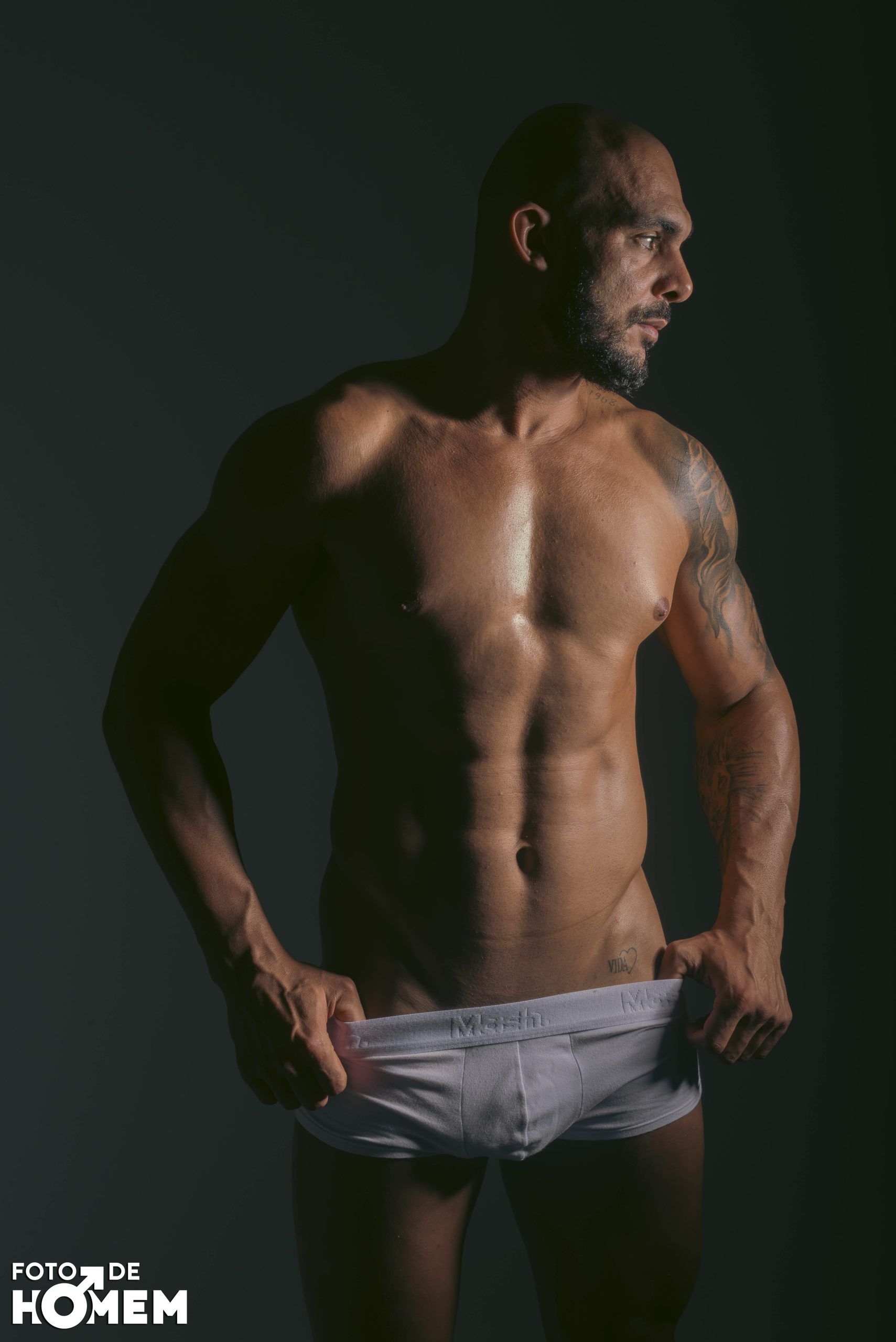 Ensaio fotográfico masculino em estúdio em Joinville: força, presença e sensualidade com o personal trainer Robson - 2 - 0