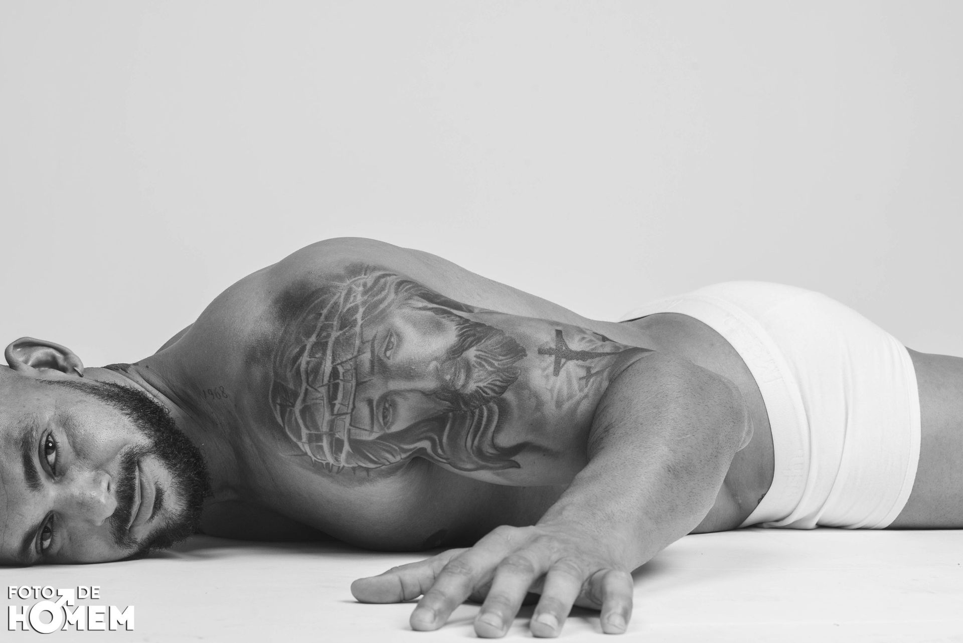 Ensaio fotográfico masculino em estúdio em Joinville: força, presença e sensualidade com o personal trainer Robson - 2 - 7