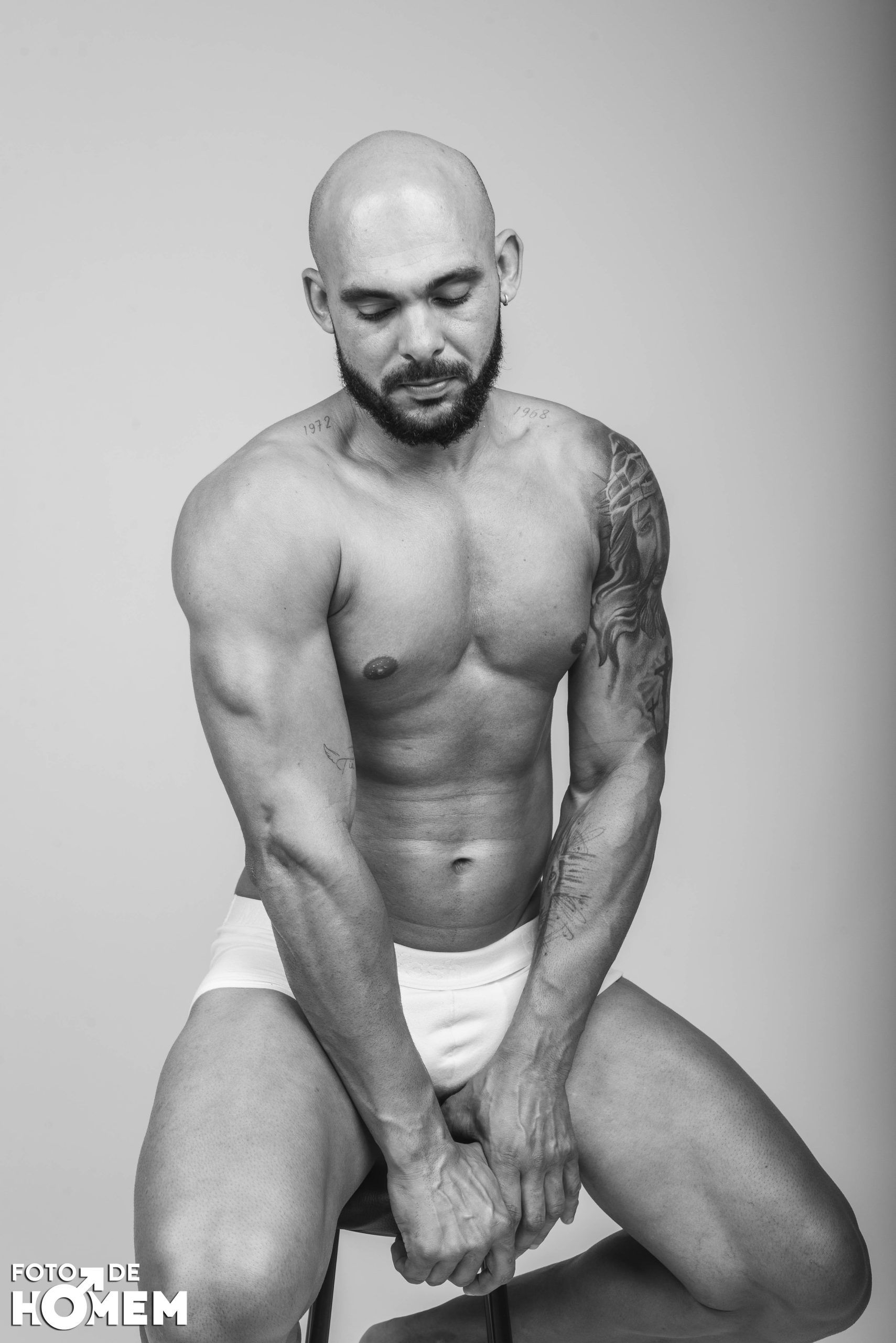 Ensaio fotográfico masculino em estúdio em Joinville: força, presença e sensualidade com o personal trainer Robson - 2 - 6