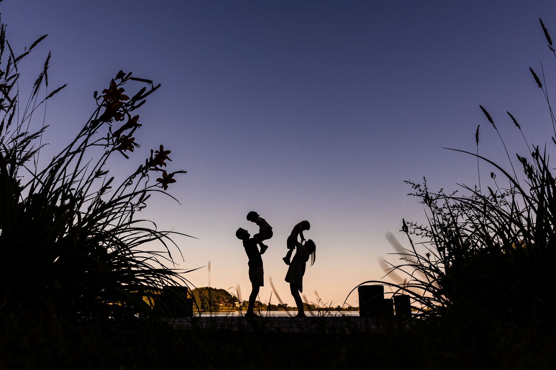 Sunset Smiles: The Hunts Family’s Fun-Filled Session at Spohr Gardens - 2 - 1