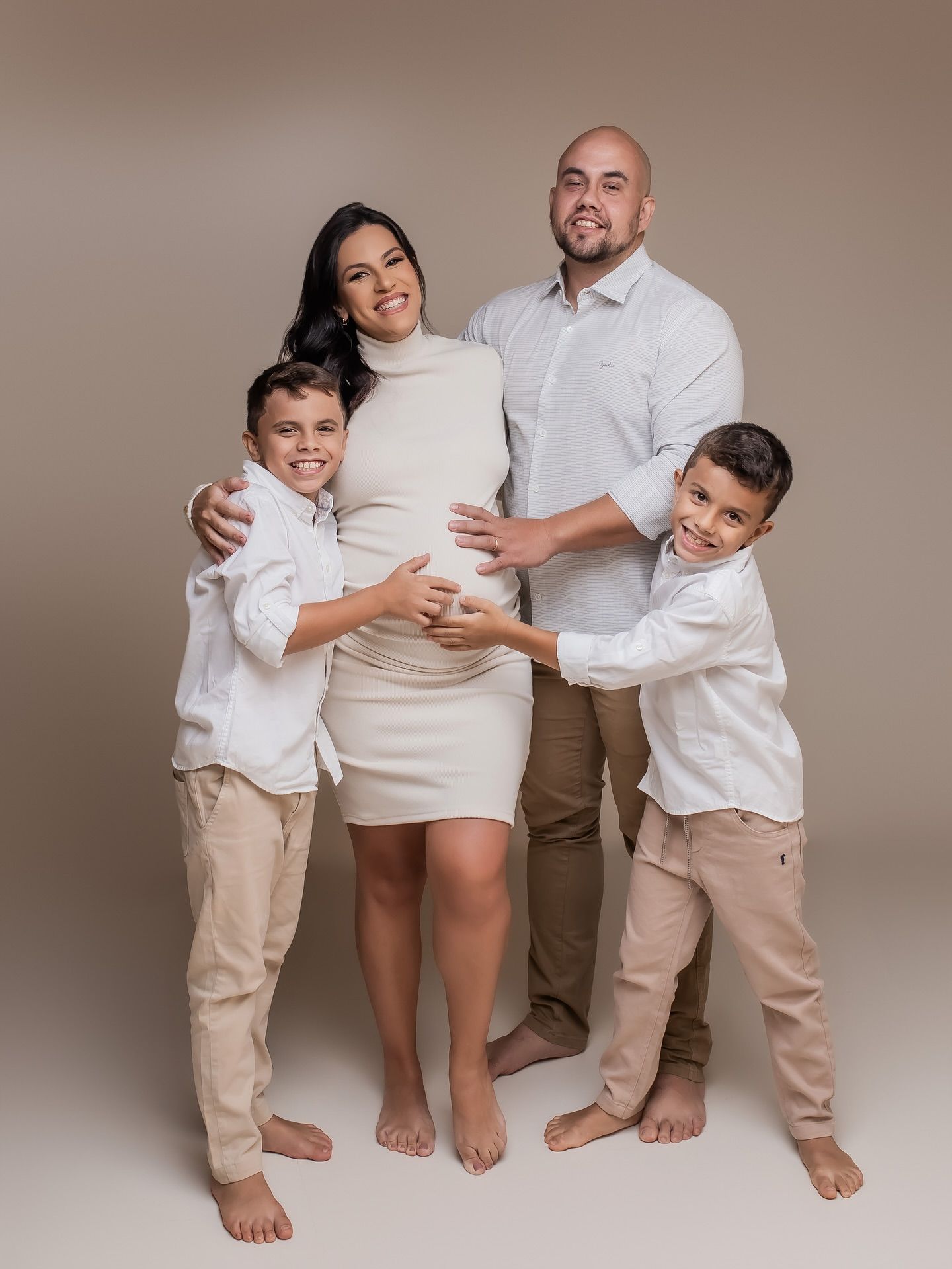 Curvas da Maternidade: Capturando a Beleza e o Amor da Gravidez - Slide 2