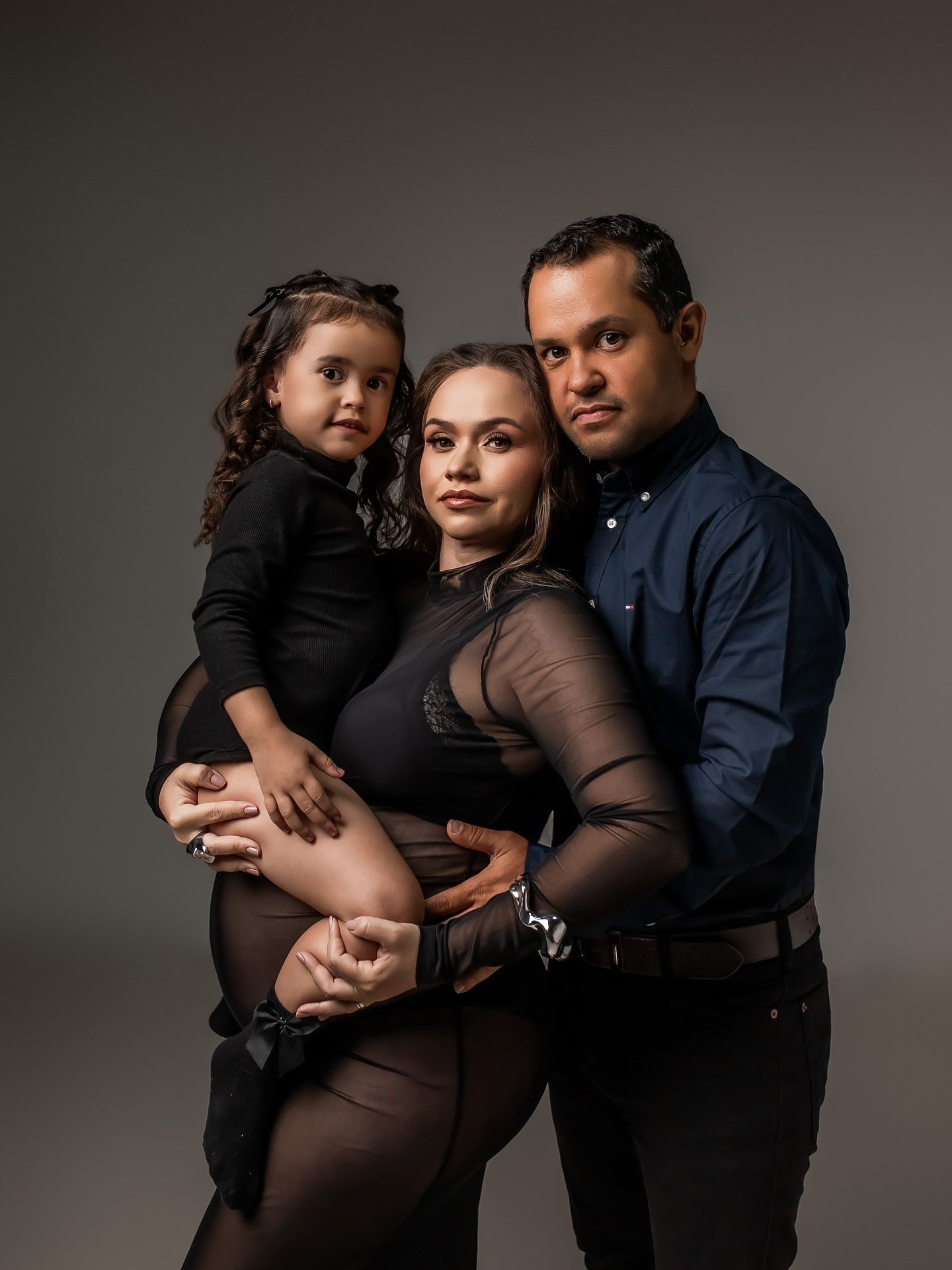 Curvas da Maternidade: Capturando a Beleza e o Amor da Gravidez - Slide 1