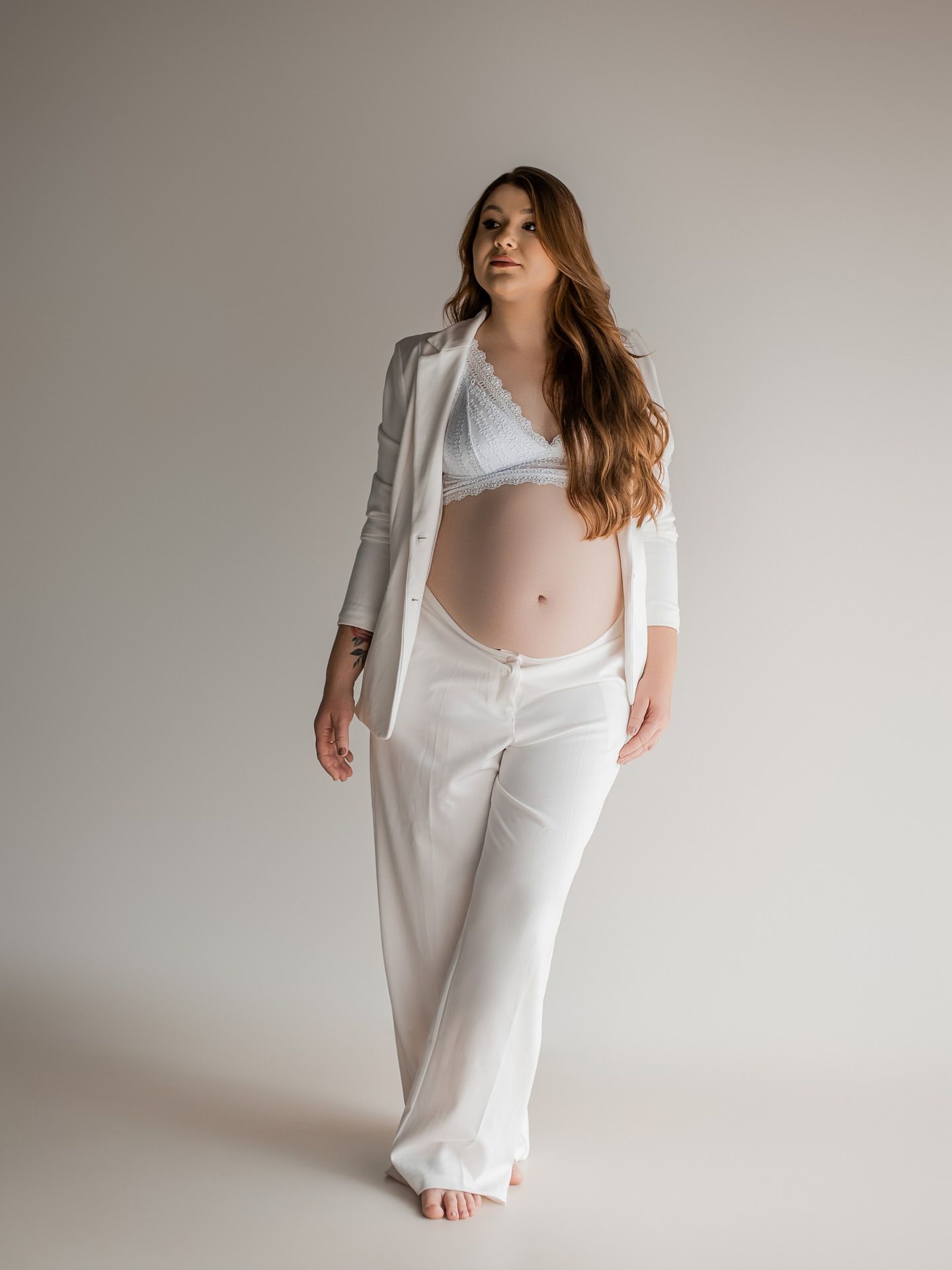 Curvas da Maternidade: Capturando a Beleza e o Amor da Gravidez - Slide 0