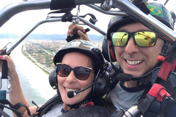 Voando duplo de paramotor /voando-duplo-de-paramotor