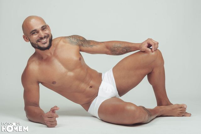 Ensaio fotográfico masculino em estúdio em Joinville: força, presença e sensualidade com o personal trainer Robson /ensaio-fotografico-masculino-em-estudio-em-joinville-forca-presenca-e-sensualidade-com-o-personal-trainer-robson